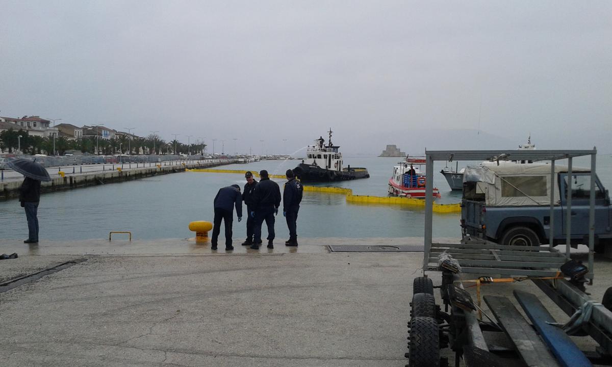 Έτοιμοι να αντιμετωπίσουν ρύπανση στο λιμάνι του Ναυπλίου