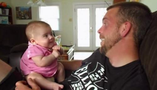 Μωράκι 2 μηνών λέει "Σ' αγαπώ" στον μπαμπά του