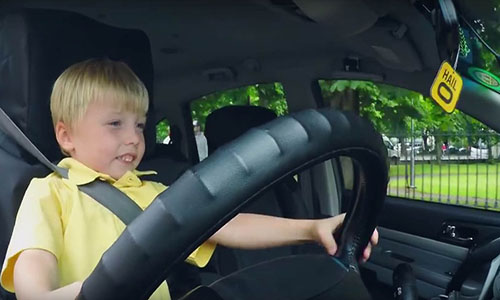 Πες «γειά» σε έναν 3χρονο ταξιτζή! (Video)