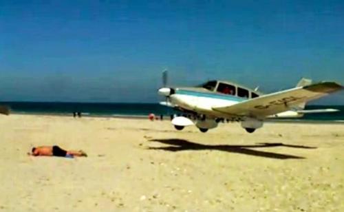 Αεροπλάνο προσγειώνεται πάνω από λουόμενο (Βίντεο)