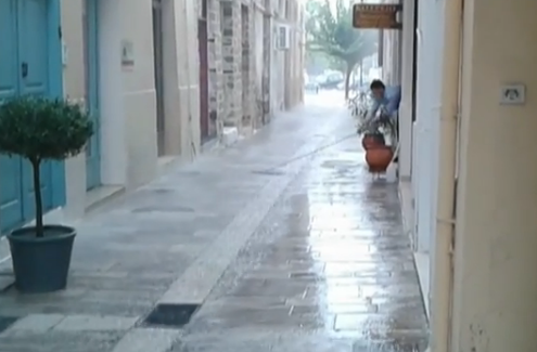 Video. Η μεσημεριανή καταιγίδα στο παλιό Ναύπλιο