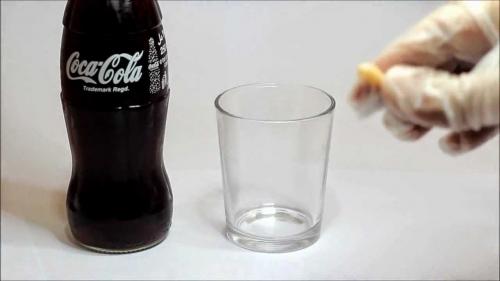 Τι συμβαίνει σε ένα δόντι αν το αφήσετε σε ένα ποτήρι Coca-Cola για 24 ώρες;