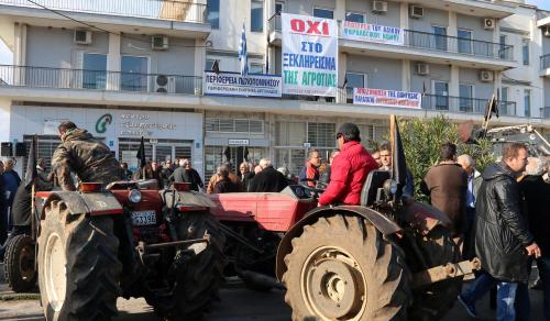 Οι αγρότες καταγγέλουν πολιτική εκμετάλλευση του αγώνα τους