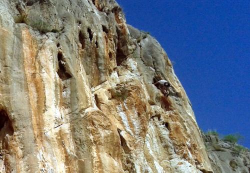 Video. Πώς σκαρφαλώνουν στα απόκρημνα βράχια στο Νεράκι