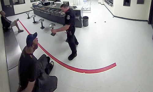 Αστυνομικός ταπεινώνει άστεγο ταϊζοντάς τον σαν ζώο! (Video)