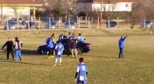 Κιλκίς: Πήγαν να βγάλουν τον τραυματία έξω από το γήπεδο με δίπορτη BMW! (Βίντεο)