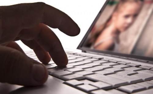 Τον "τσίμπησαν" στις διακοπές του, για πορνογραφία ανηλίκων στο διαδίκτυο