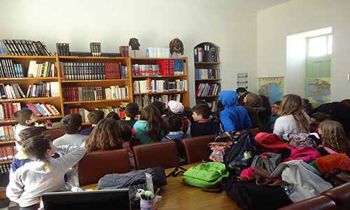 Μαθητές από το Ηλιόκαστρο έμαθαν πως λειτουργεί μία βιβλιοθήκη