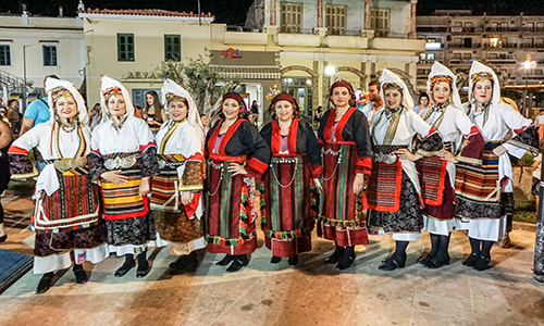 Χοροί από µητέρες και κόρες στο Άργος