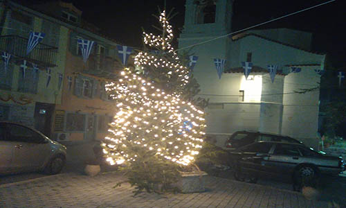 Χριστουγεννιάτικο χρώμα στην Πλατεία του Αγίου Σπυρίδωνα