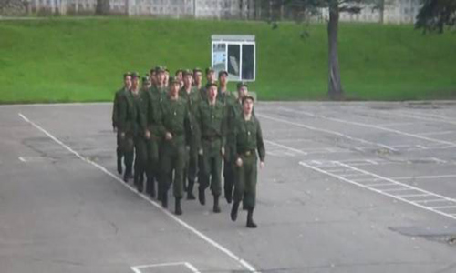 Video. Στρατιώτες τραγουδούν το «Barbie Girl» ενώ κάνουν βήμα!