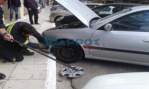 Video. Οχιά κρύφτηκε μέσα σε αυτοκίνητο στο κέντρο της Καλαμάτας