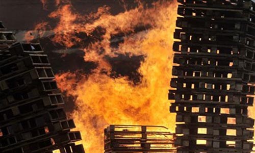 Στις φλόγες το εργοστάσιο «Εσπερίδες» στη Νέα Κίο