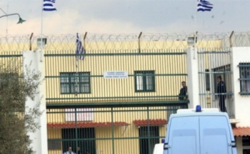 Τηλεκάρτες και τσιγάρα για τους φυλακισμένους του Ναυπλίου