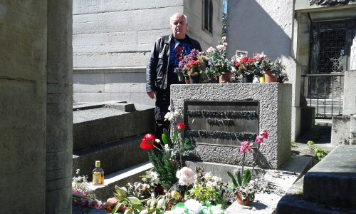 Η Ελληνική επιγραφή στον τάφο του Jim Morrison