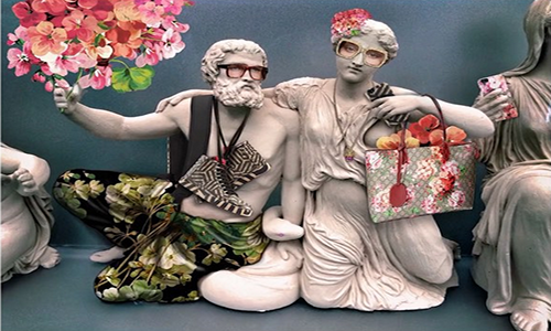 Τα γλυπτά του Παρθενώνα με Gucci, λουλούδια και iphone!