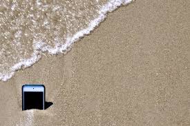 Πως να προστατέψετε το κινητό σας στην παραλία