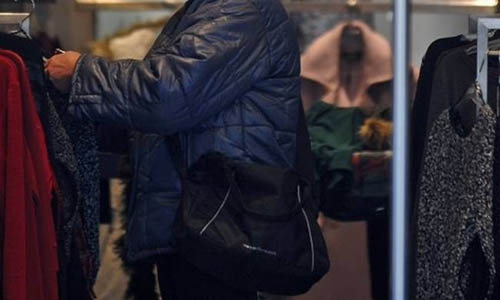 Τσίμπησαν 70χρονη γιατί έκλεβε ρούχα από κατάστημα στο Ναύπλιο