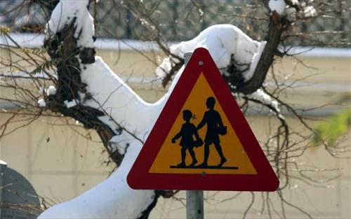 Το χιόνι έκλεισε τα σχολεία σε Αχλαδόκαμπο, Λίμνες και Σκοτεινή