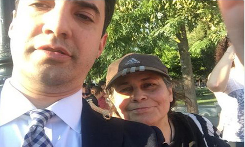 Η Λουκά διέκοψε τον δημοσιογράφο του Bloomberg και μετά έβγαλε και selfie μαζί του (Video)