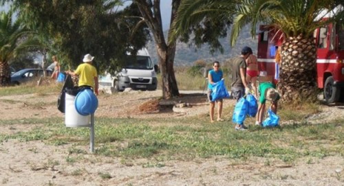 Εθελοντές καθαρίζουν την παραλία Κάτω Βερβενών