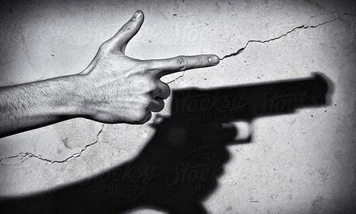 Πελοπόννησος: Κολλούσε το πιστόλι στον κρόταφο της γυναίκας του και έκαιγε τα χέρια της με κάρβουνα!