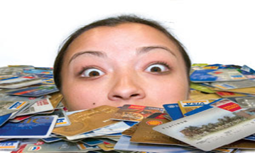 Παράνομα τα επιτόκια των τραπεζών στις πιστωτικές κάρτες
