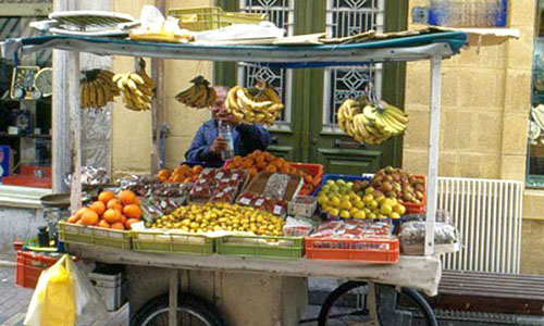 Ναύπλιο: Τον τσάκωσαν να πουλά φρούτα χωρίς άδεια