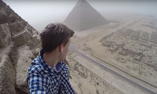 Tουρίστας σκαρφαλώνει παράνομα στην Πυραμίδα του Χέοπα αλλά το βίντεο είναι όλα τα λεφτά!