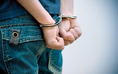 13χρονος, που κατηγορείται για πάνω από 17 κλοπές, συνελήφθη στην Πάτρα ενώ οδηγούσε!