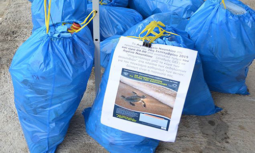 Οι λιμενικοί σταματούν το κύμα των σκουπιδιών στο Ναύπλιο