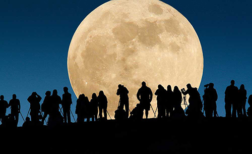 Ανεβαίνουν στον Προφήτη Ηλία Κρανιδίου για να απολαύσουν το μεγαλύτερο φεγγάρι