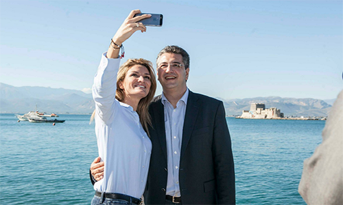 Ο Τζιτζικώστας βγήκε για «ψάρεμα» και selfies στο Ναύπλιο