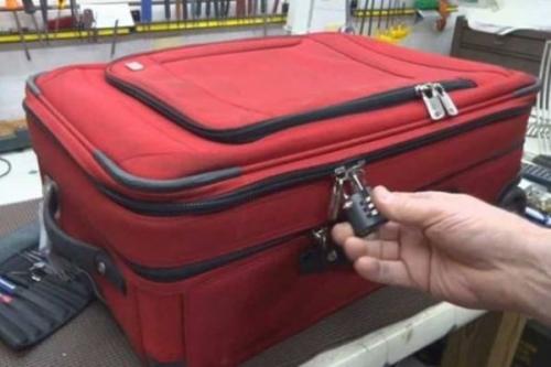 Πόσο εύκολο είναι να κλέψεις μία βαλίτσα με λουκέτο;