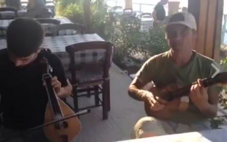 Ο Manu Chao παίζει Κρητικά με γιουκαλίλι! (Video)