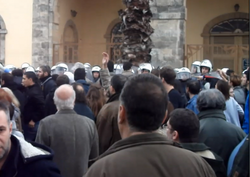 Video. Στα …χέρια διαδηλωτές – αστυνομικοί στο Ναύπλιο