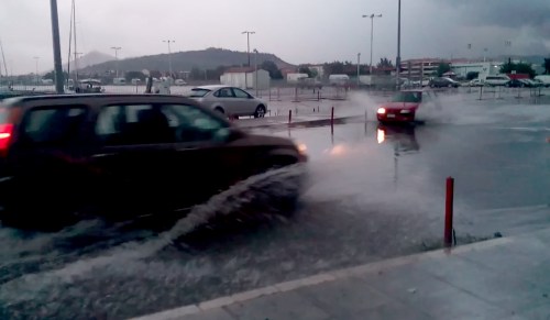 Η καταιγίδα πλημμύρισε δρόμους στο Ναύπλιο (Web Tv)
