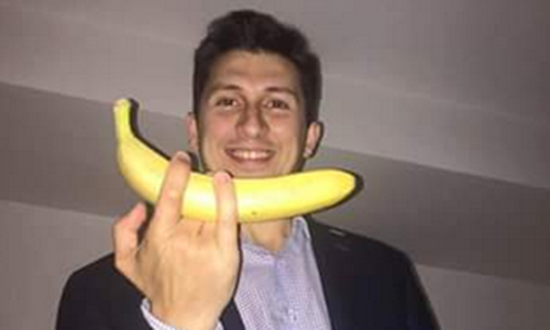 Γιατί ο Χρηστίδης δείχνει τη μπανάνα στον Καμμένο;