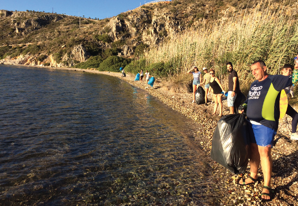 2 California girls καθαρίζουν παραλίες της Αργολίδας
