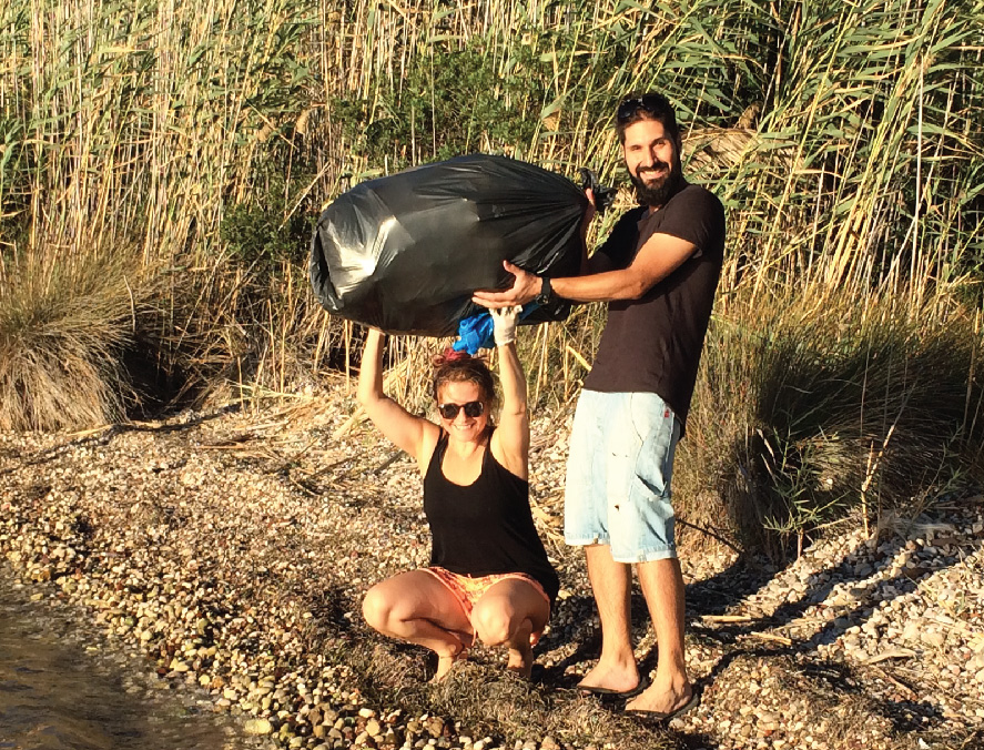 2 California girls καθαρίζουν παραλίες της Αργολίδας
