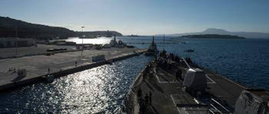 Το αμερικανικό πλοίο «USS Carney» προσεγγίζει τη βάση της Σούδας, με τη διοίκηση των ναυτικών δυνάμεων των ΗΠΑ στην Ευρώπη να γράφει στο «Twitter» ότι στόχος τους είναι η «σταθερή παρουσία» στην Ελλάδα, «σε υποστήριξη των αμερικανικών συμφερόντων εθνικής ασφάλειας στην Ευρώπη»...