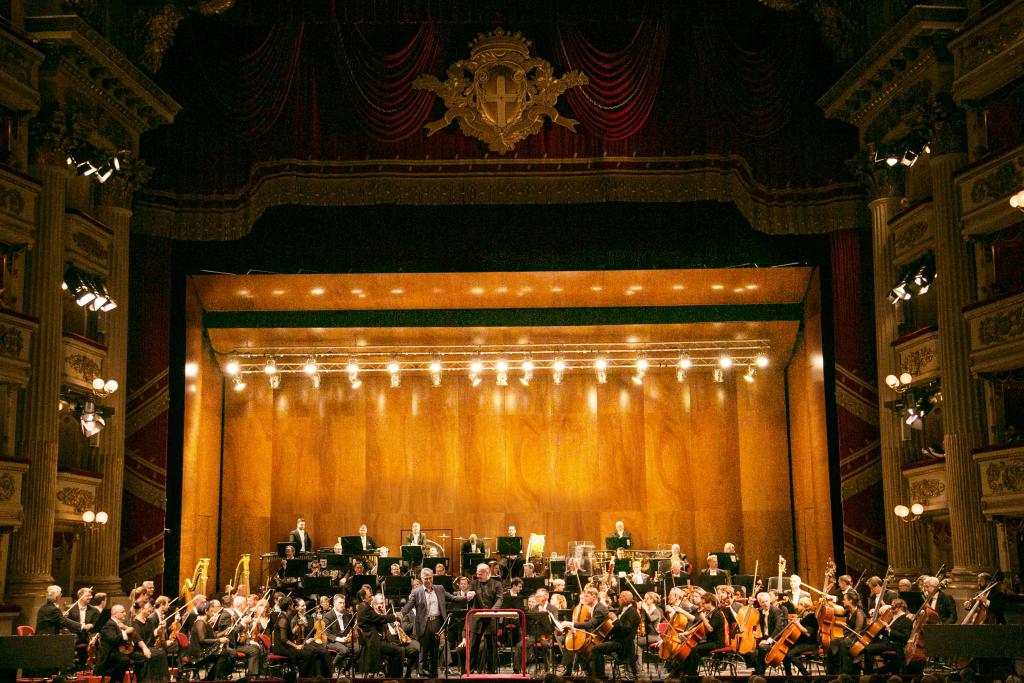 Ο Νίκος Χριστοδούλου με την Συμφωνική Ορχήστρα του Λονδίνου και τον Τζαναντρέα Νοσέντα στη Σκάλα του Μιλάνου, 3.9.2016