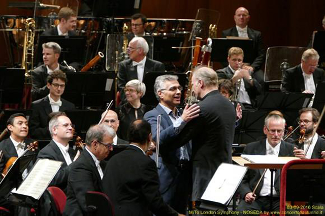 Ο Νίκος Χριστοδούλου με την Συμφωνική Ορχήστρα του Λονδίνου και τον Τζαναντρέα Νοσέντα στη Σκάλα του Μιλάνου
