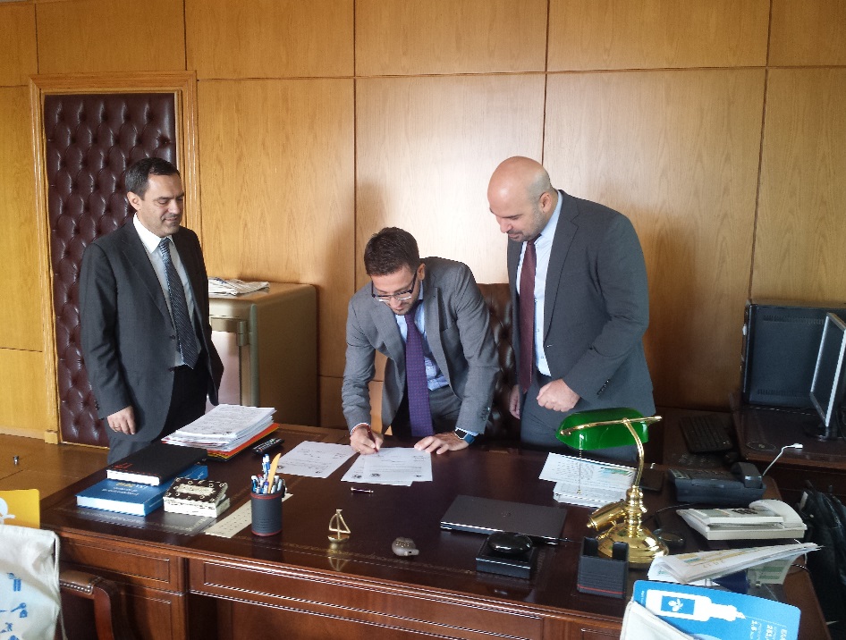 Υπογραφή του Μνημονίου Συνεργασίας από τον Αναπληρωτή Πρύτανη του Πανεπιστημίου Πελοποννήσου, Κυριάκο Σουλιώτη