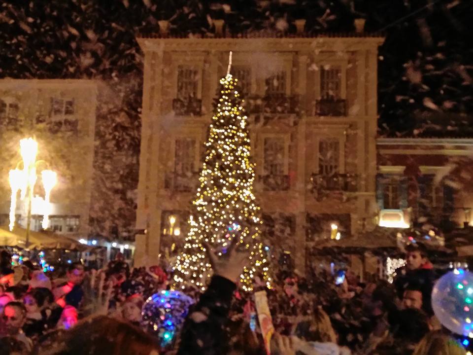 Άναψε το χριστουγεννιάτικο δέντρο στο Ναύπλιο