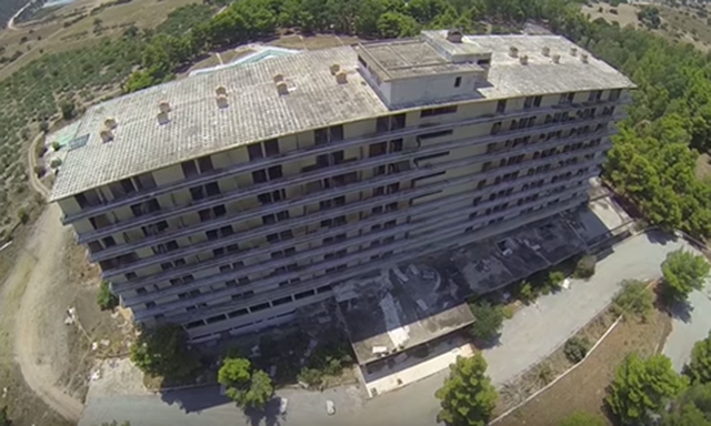 Το «στοιχειωμένο» ξενοδοχείο της Αργολίδας από ψηλά