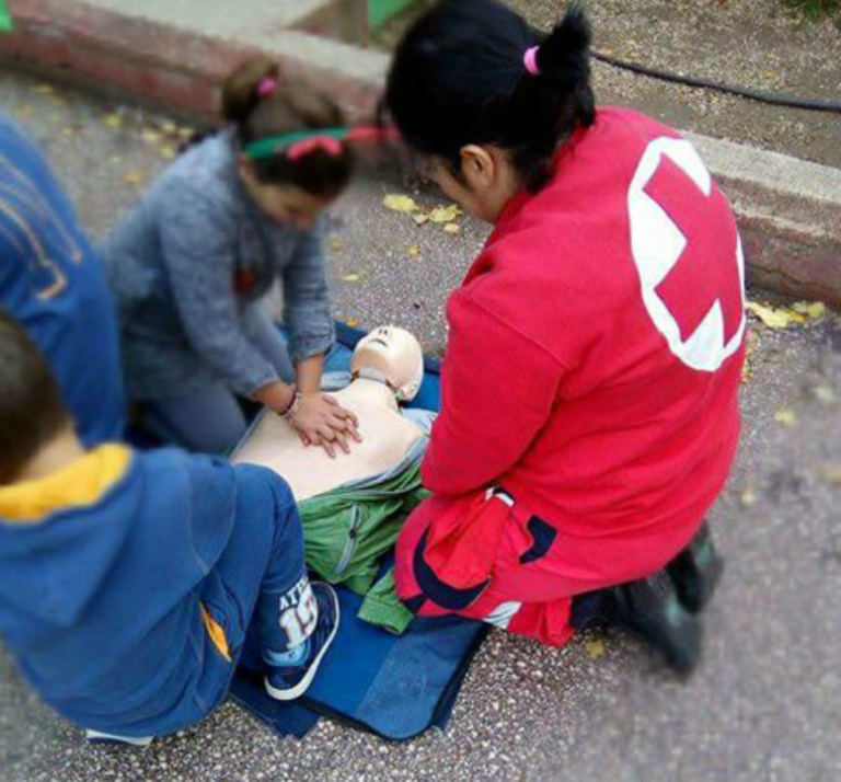 Οι Σαμαρείτες του Ερυθρού Σταυρού Ναυπλίου στο 4ο Δημοτικό Άργους για μάθημα α’ βοηθειών