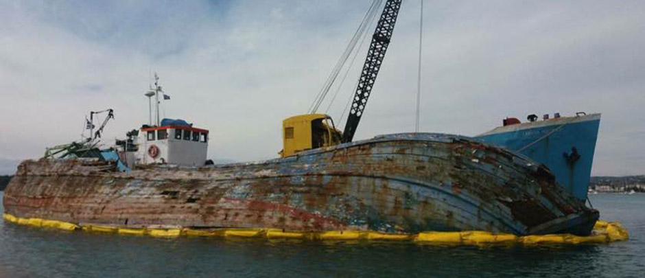 Ανάσυρση βυθισμένου πλοίου από το λιμάνι του Πόρτοχελίου