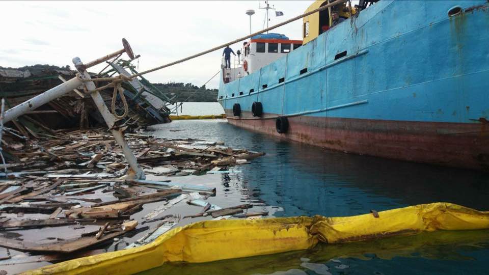 Ανάσυρση βυθισμένου πλοίου από το λιμάνι του Πόρτοχελίου