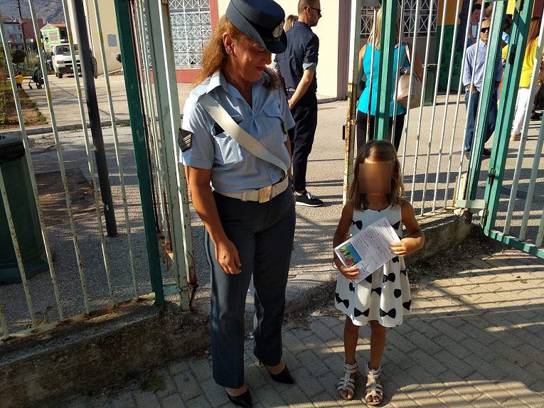 Ενημερωτικά φυλλάδια τροχαίας διανεμήθηκαν σήμερα από αστυνομικούς, σε γονείς και μαθητές δημοτικών σχολείων στην Περιφέρεια Πελοποννήσου 